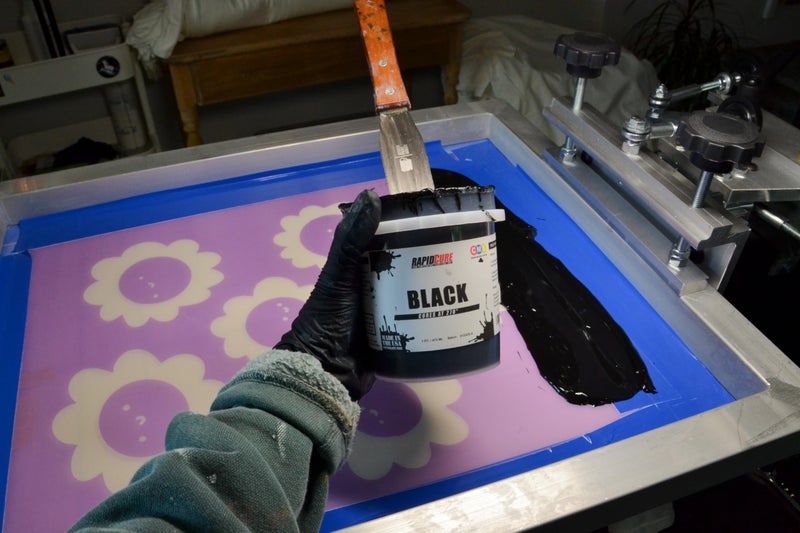 Screen Print Direct حبر طباعة الشاشة على القماش الأسود (جالون - 128 أونصة) - حبر بلاستيسول لطباعة الشاشة، طلاء قماش يجف بسرعة - طباعة الشاشة مباشرةÂ®، صنع في الولايات المتحدة - Image 5